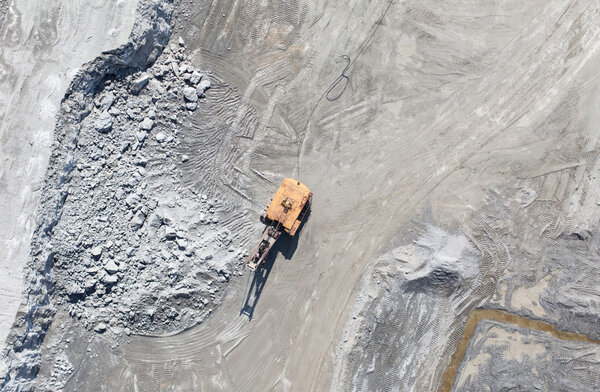 Вид с воздуха на землеройную машину
