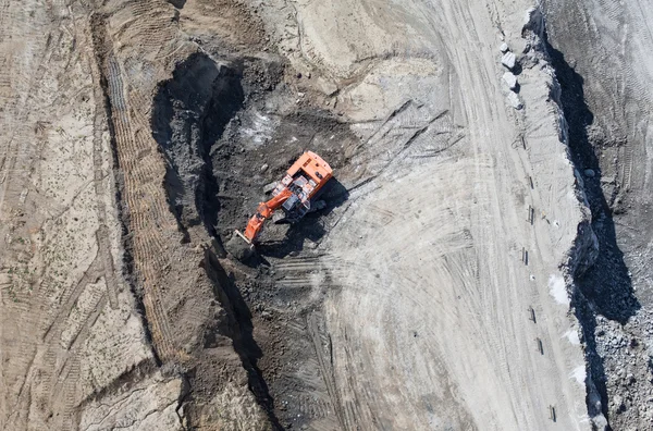 Вид с воздуха на землеройную машину — стоковое фото