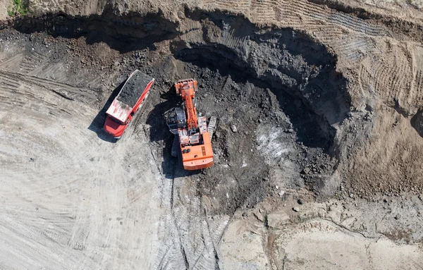 Aerial view of the earth mover in the quarry — Stock Photo, Image
