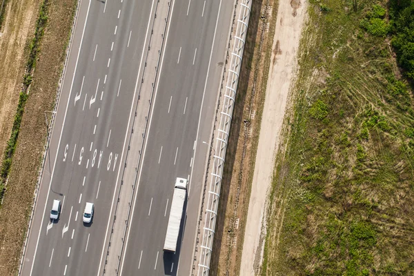 Luchtfoto van snelweg en auto 's — Stockfoto