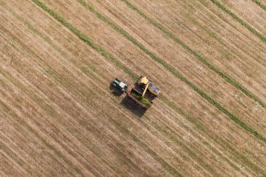 Traktör ve birleştirmek ile hasat alanının havadan görünümü