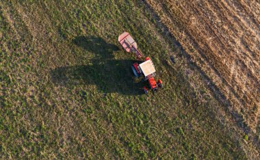 Traktör Polonya'da ile hasat alanlarının havadan görünümü