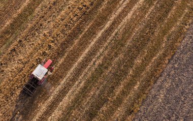 Traktörle hasat alanlarının hava görüntüsü