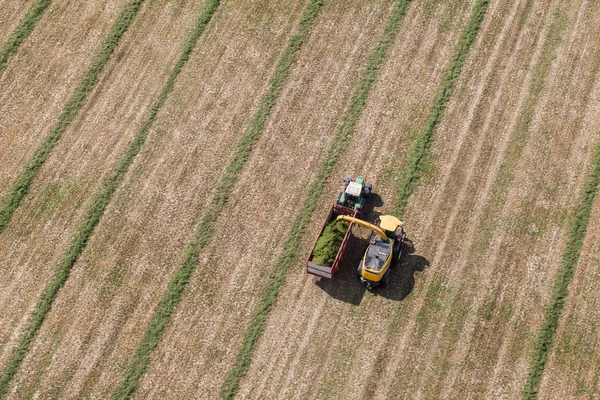 Luchtfoto van oogst veld met trekker en combineren — Stockfoto