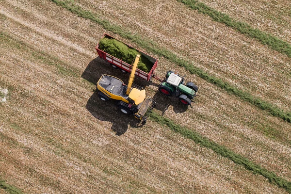 Pemandangan udara dari ladang panen dengan traktor dan kombinasi — Stok Foto