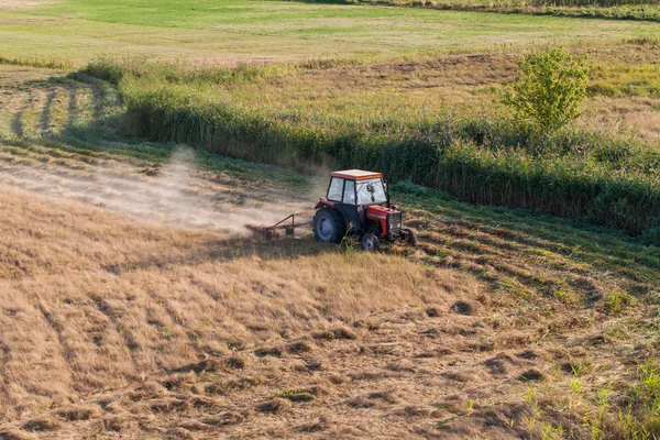 Пташиного польоту врожаю поля з трактор в Польщі — стокове фото