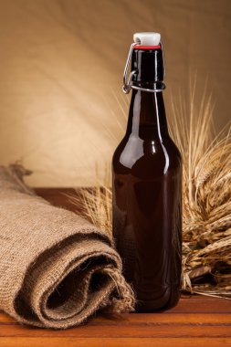 bira şişesi ve sivri arpa