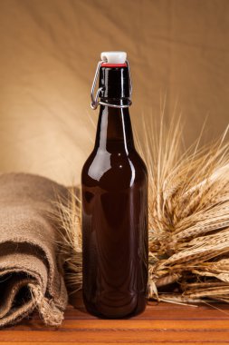 bira şişesi ve sivri arpa