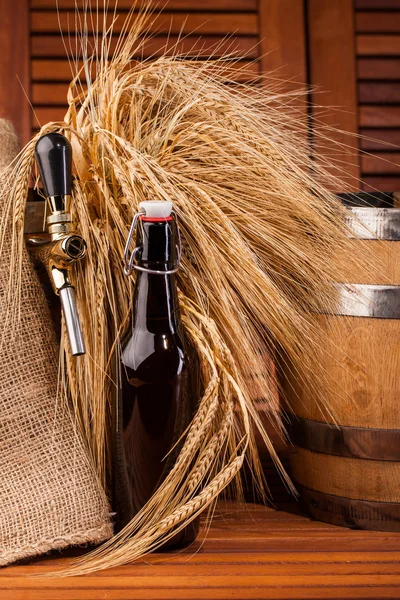 Rubinetto di birra, bottiglia e picchi di orzo — Foto Stock