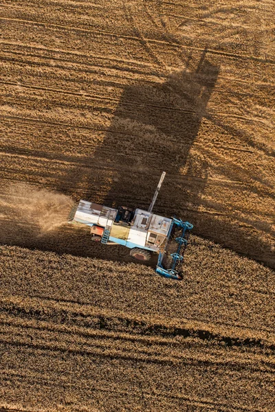 Воздушный вид комбайна на поле для сбора урожая — стоковое фото