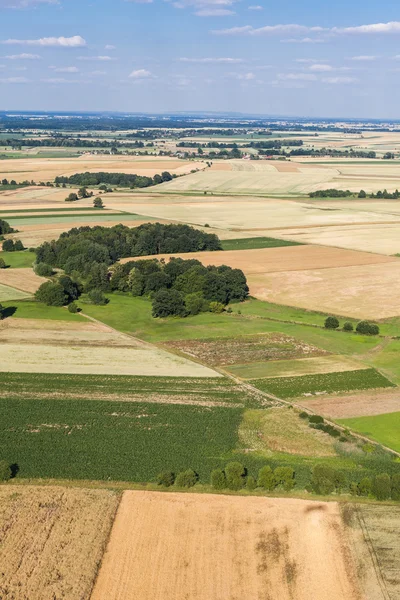 Flygfoto över fälten blå himmel och skörd — Stockfoto