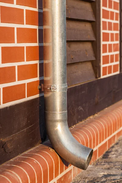 Tubería de canalón en la pared —  Fotos de Stock