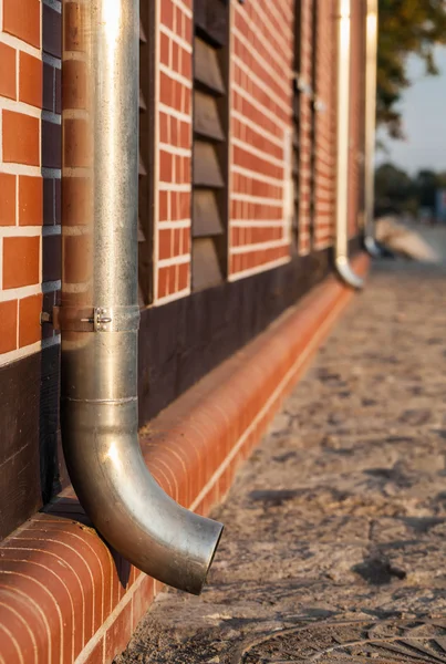 Tubería de canalón en la pared —  Fotos de Stock