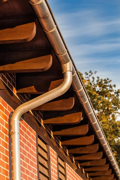 Altes saniertes Gebäude und neue Regenrinne — Stockfoto