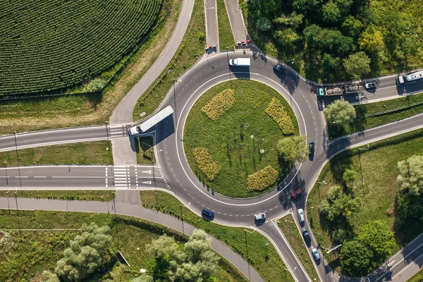 Вигляд з повітря на круговому шляху — стокове фото