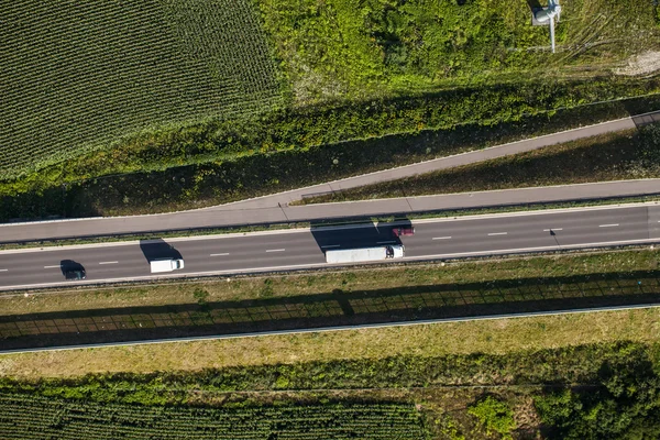 公路在夏日时光的鸟瞰图 — 图库照片