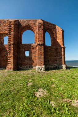 Trzesacz kilise kalıntıları