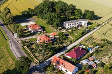 Otmuchow town yakınındaki Meszno köyünün havadan görünümü