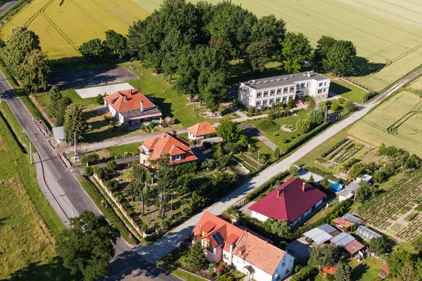 Otmuchow town yakınındaki Meszno köyünün havadan görünümü — Stok fotoğraf