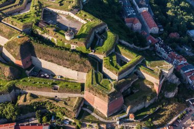 Klodzko şehirde tarihi kalenin havadan görünümü