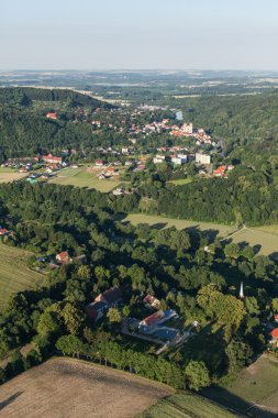 Klodzko city yakınındaki Bardo şehrin havadan görünümü