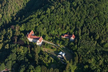 Klodzko city yakınındaki Bardo şehrin havadan görünümü