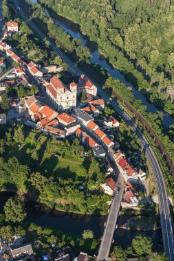 Klodzko city yakınındaki Bardo şehrin havadan görünümü