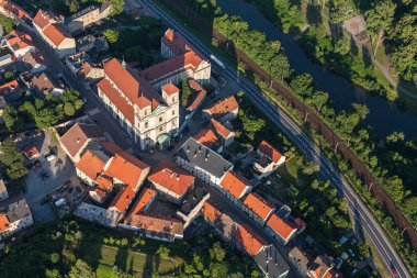 Klodzko city yakınındaki Bardo şehrin havadan görünümü