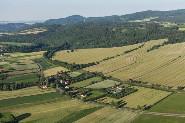 Luftaufnahme des Dorfes Rasnica in der Nähe der Stadt klodzko — Stockfoto