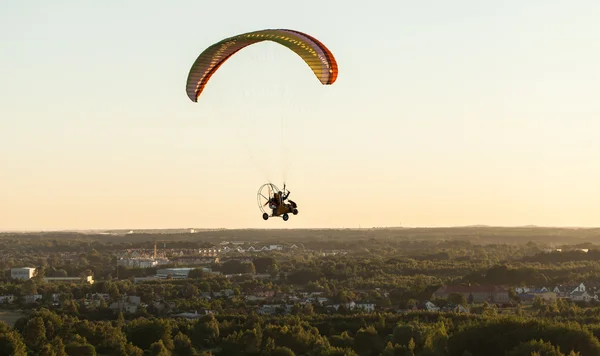 Visão aérea do paramotor sobrevoando a cidade — Fotografia de Stock