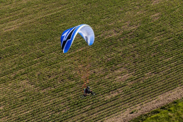 Visão aérea do paramotor voando sobre os campos — Fotografia de Stock