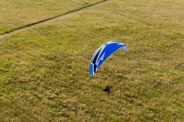 フィールド上を飛んでパラモーターの航空写真 — ストック写真
