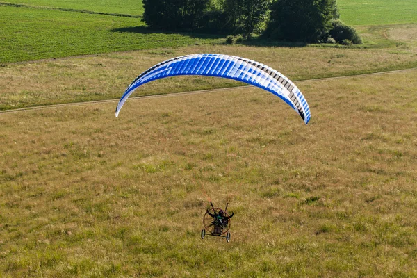 Visão aérea do paramotor voando sobre os campos — Fotografia de Stock