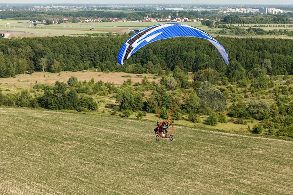 Воздушный вид парамотора, летящего над полями — стоковое фото