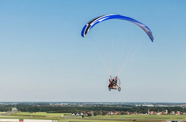 Aerial view of paramotor flying over the fields — Stock Photo, Image