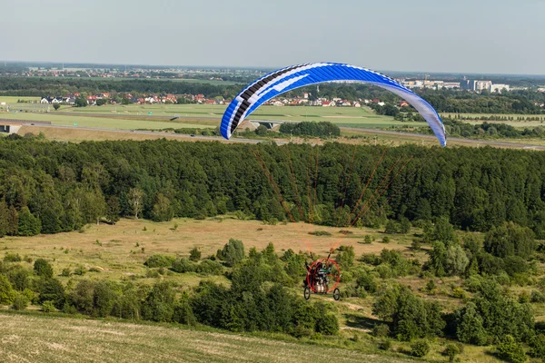 Visão aérea do paramotor voando sobre os campos — Fotografia de Stock