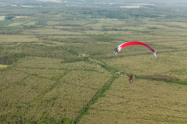 Aerial view of paramotor flying over the fields — Stock Photo, Image