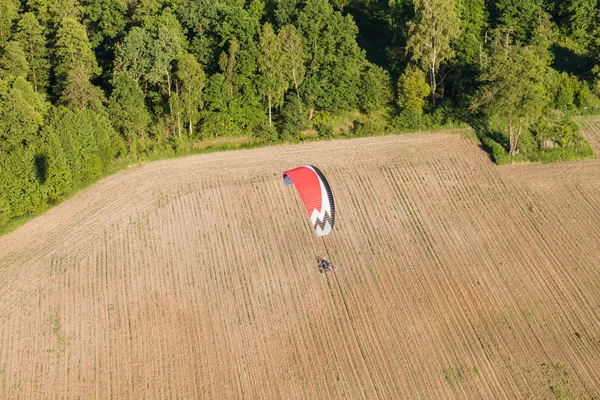 Aerial view of paramotor flying over the fields — Stock Photo, Image