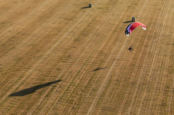 Воздушный вид парамотора, летящего над полями — стоковое фото