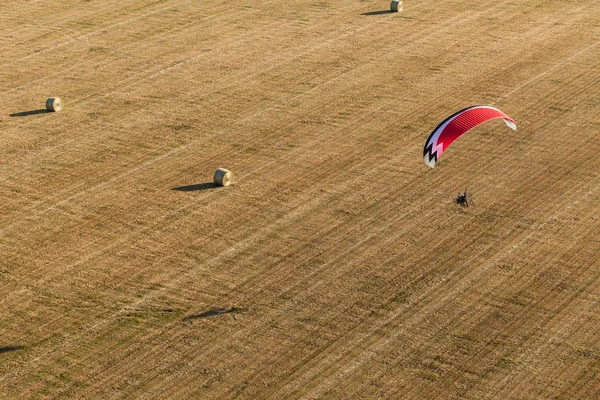 Visão aérea do paramotor voando sobre os campos — Fotografia de Stock