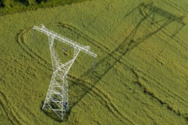 Alanlardaki elektrik telleri havadan görünümü