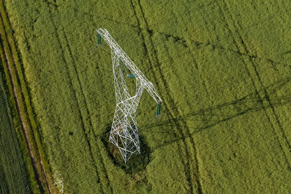 Воздушный обзор электрических проводов в полях — стоковое фото