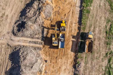 Sahada çalışan Ekskavatör