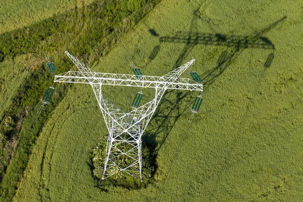 Luchtfoto van elektrische draden in velden — Stockfoto