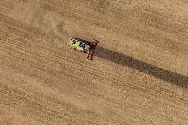 Combinar el trabajo en el campo de cosecha — Foto de Stock