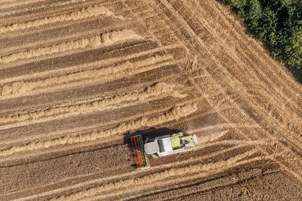 Combinar o trabalho no campo de colheita — Fotografia de Stock