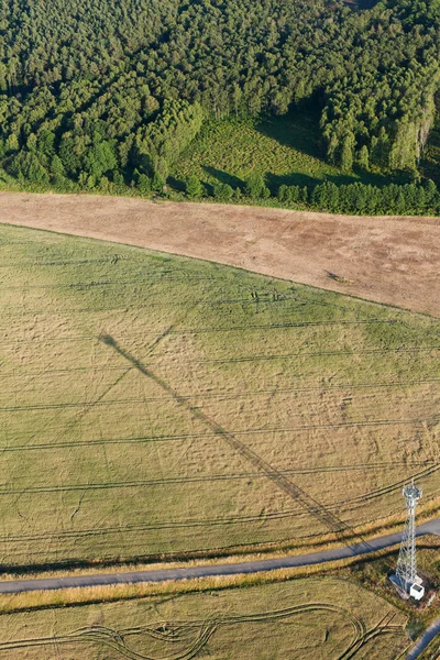 Luchtfoto van elektrische draden in velden — Stockfoto