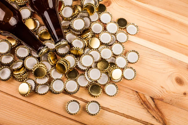 Flessen van zelfgemaakte bier en caps — Stockfoto