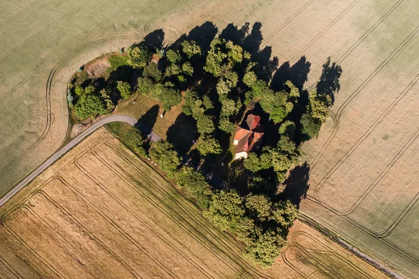 Kirche und Erntefelder — Stockfoto