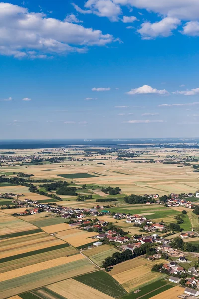 Campos de aldeia e colheita — Fotografia de Stock